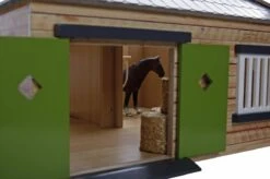 Kidsglobe Paardenstal Met 4 Boxen En Berging Bruin/groen -Overdekte Speelgoed Winkel kidsglobe hoek paardenstal 4 paardenboxen bruingroen met berging 3