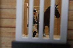 Kidsglobe Paardenstal Met 4 Boxen En Berging Bruin/groen -Overdekte Speelgoed Winkel kidsglobe hoek paardenstal 4 paardenboxen bruingroen met berging 4