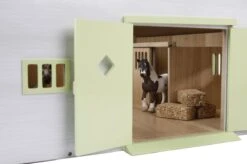 KidsGlobe Paardenstal Met 7 Boxen Pink-White -Overdekte Speelgoed Winkel kidsglobe paardenstal 7 paardenboxen wit roze 610189 1