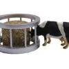 Voederring Met Ronde Baal En Koe Schaal 1 : 32 -Overdekte Speelgoed Winkel koe met voederring kidsglobe 571961 scaled 1