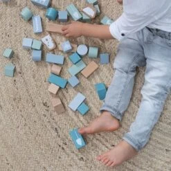 Little Dutch Houten Blokkenton Blauw LittleDutch 13 Little Dutch Houten Blokkenton Blauw LittleDutch -Overdekte Speelgoed Winkel little dutch 4413 blauw houten blokken in ton 4