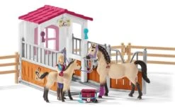 Schleich 42369 Paardenbox Met Paarden En Verzorgster Horse Club -Overdekte Speelgoed Winkel schleich 42369paardenbox met paarden en verzorgster 1 1
