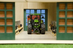 Kidsglobe Luxe Ligboxenstal Met Roosters 1:32 -Overdekte Speelgoed Winkel stal met roosters kidsglobe 610693 2