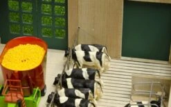 Kidsglobe Luxe Ligboxenstal Met Roosters 1:32 -Overdekte Speelgoed Winkel stal met roosters kidsglobe 610693 3